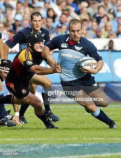 PRETORIA, SOUTH AFRICA:  South African Bulls Inside Centre Ettienne Botha runs with the ball during the Super12 Match in Pretoria Loftus stadium 23 April 2005.     AFP PHOTO/GIANLUIGI GUERCIA  (Photo credit should read GIANLUIGI GUERCIA/AFP via Getty Images)